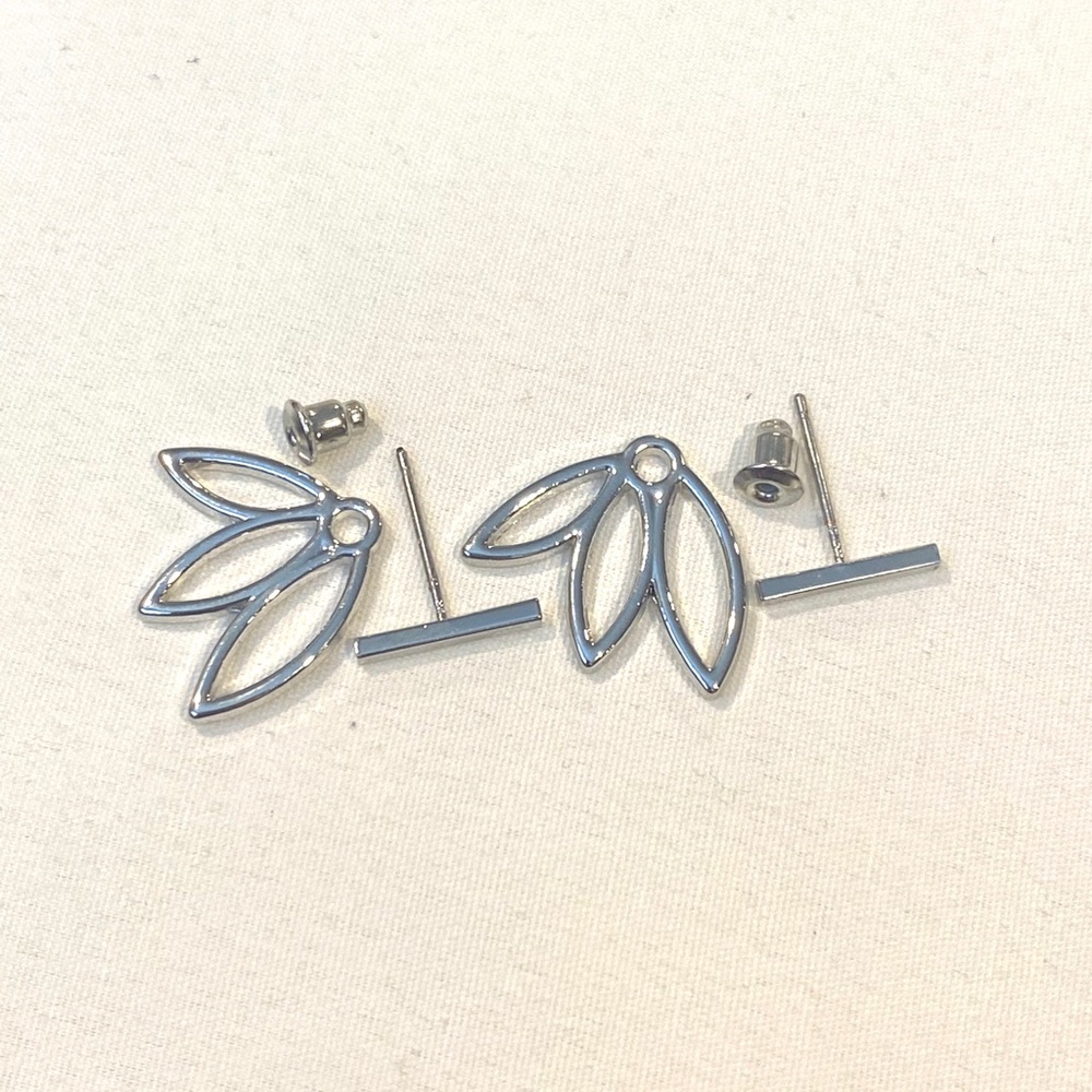 Silver plated alloy t bar with flower back earring